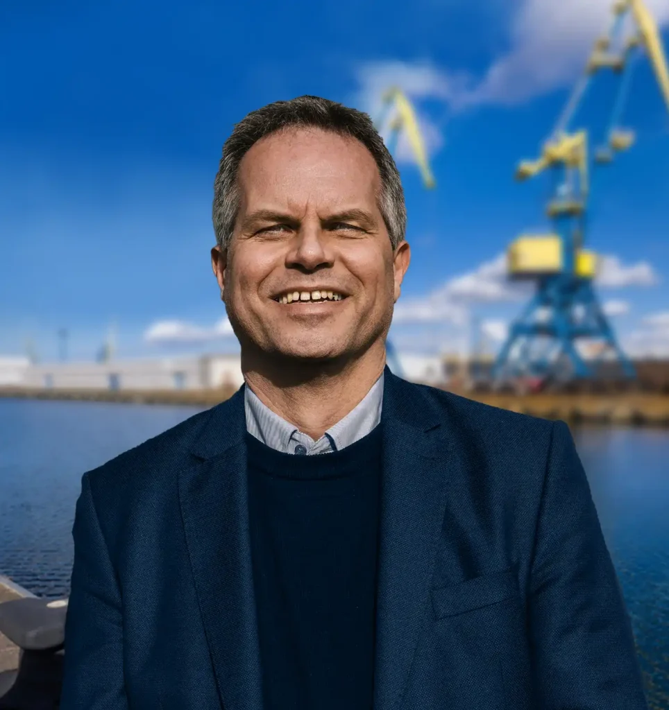 Geschäftsführer Stefan Höller von Verladekränen im Hafen von Wismar bei bei sonnigem Wetter mit blauem Himmel