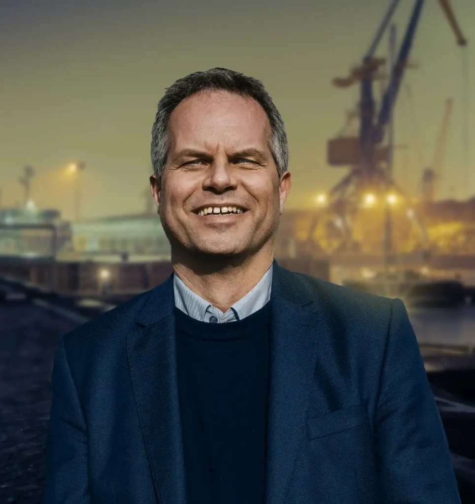 Stefan Höller nachts im Hafen von Wismar vor Verladekränen