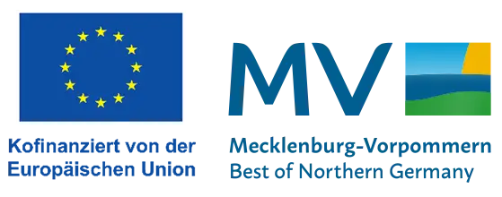 2 Logos nebeneinander: Einmal Logo mit dem Schriftzug: "Kofinanziert von der europäischen Union" und der Flagge der Europäischen Union, die 12 gelbe Sterne in einem Kreis auf mittelblauem Grund zeigt. Und einmal Logo vom Bundesland Mecklenburg Vorpommern zeigt den Schriftzug, ein Quadrat mit abstrakten Farbflächen für eine Landschaft am Wasser
